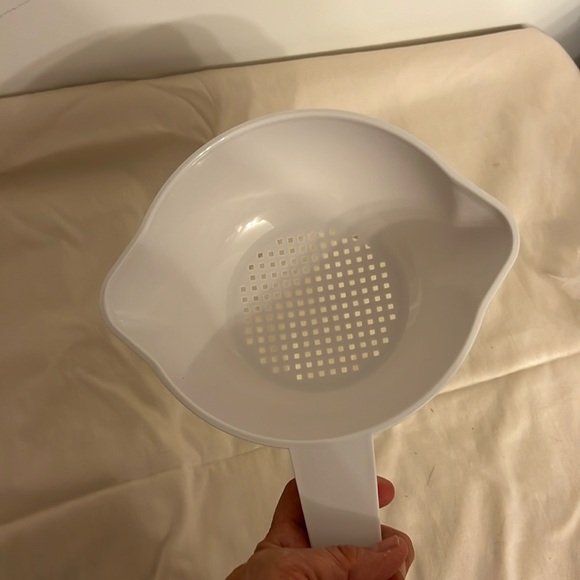 New 1 quart colander from Tupperware - Picture 8 of 8